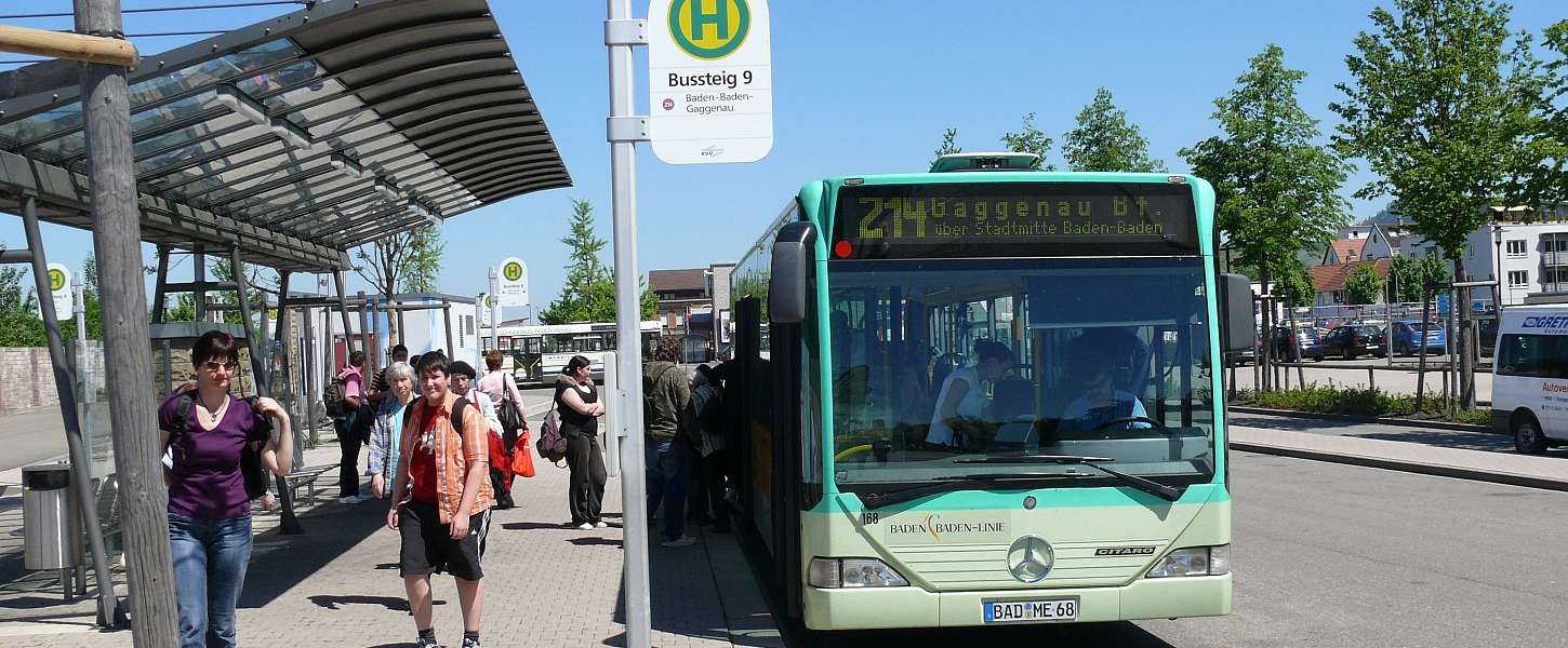 Bus an der Halstestelle. Fahrgäste steigen ein und aus.