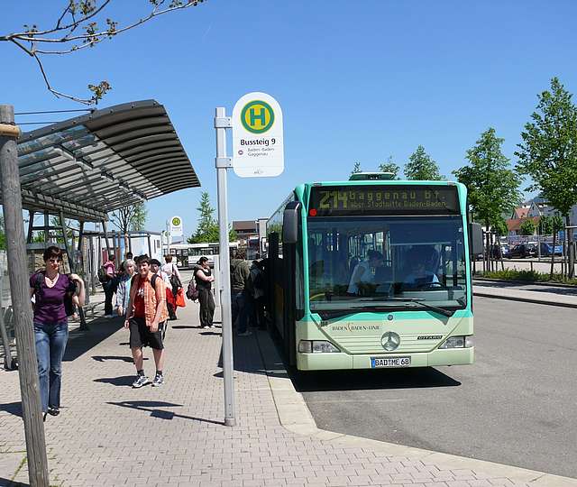 Bus an der Halstestelle. Fahrgäste steigen ein und aus.