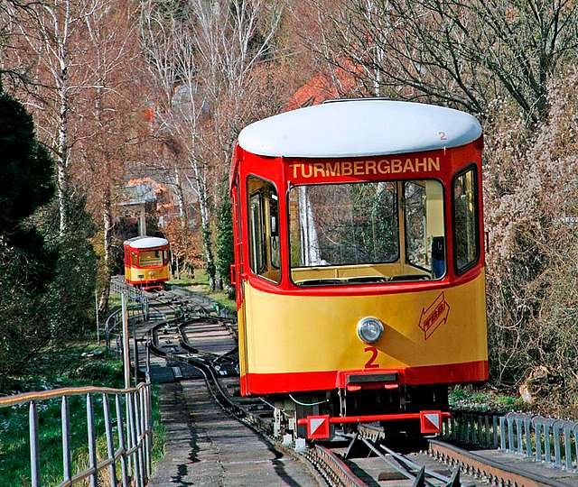 Zwei Turmbergbahnen auf ihrer Strecke am Turmberg.