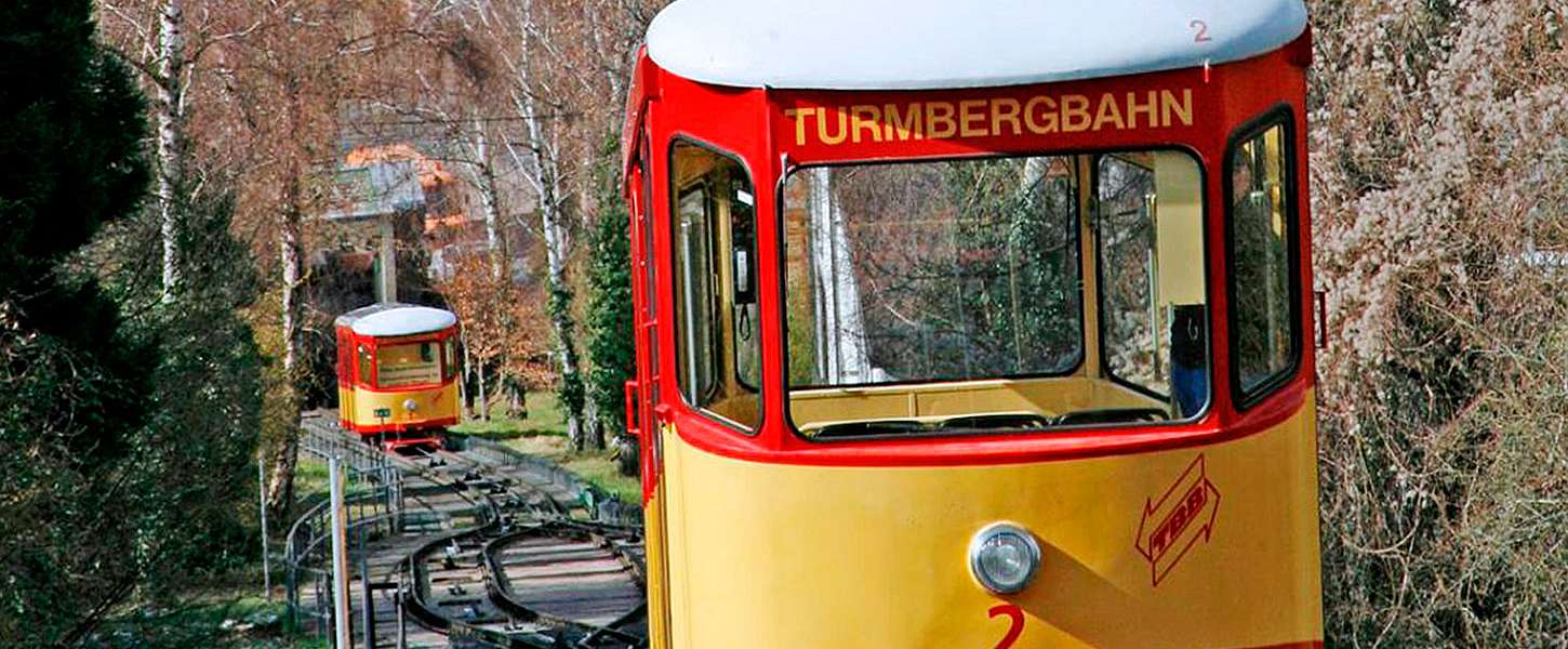 Zwei Turmbergbahnen auf ihrer Strecke am Turmberg.