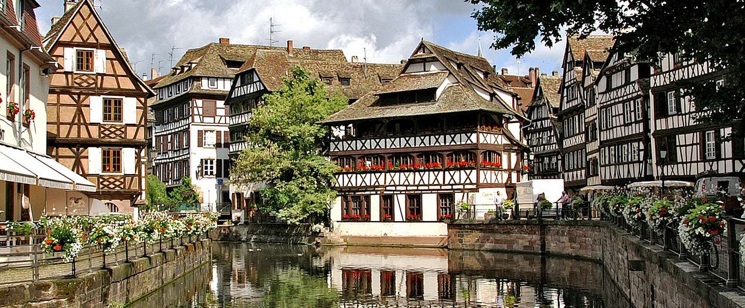 Elsässische Altstadtgebäude an einem Bach.