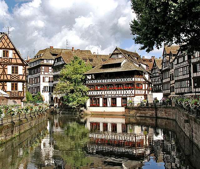 Elsässische Altstadtgebäude an einem Bach.