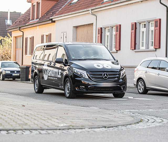 Das KVV.MyShuttle-Fahrzeug fährt durch die Straßen.