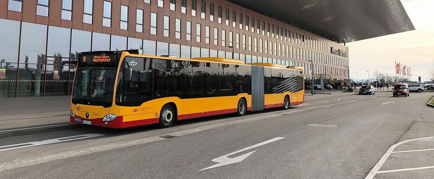 Ein KVV-Bus vor der Messe Karlsruhe.