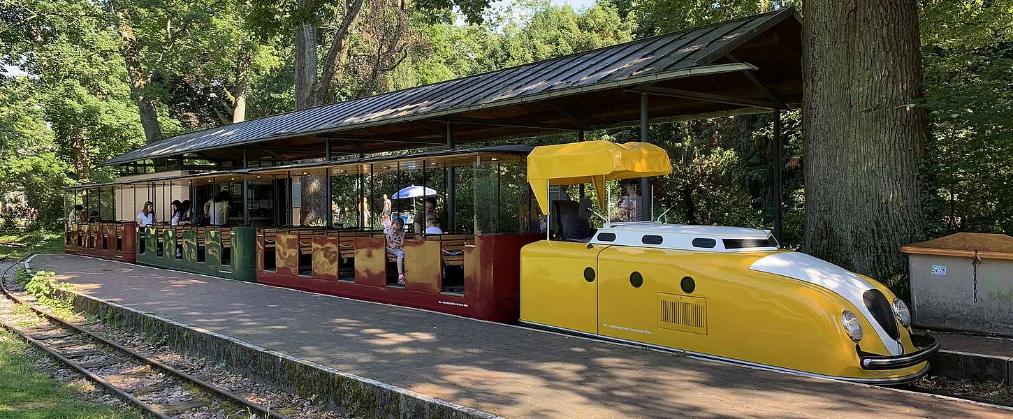 Die Schlossgartenbahn steht am Schlossgartenbahn-Bahnhof.