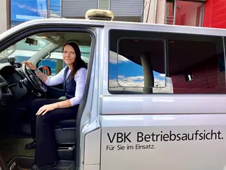 Angela Linkert sitzt in einem silberfarbenen Fahrzeug der VBK-Betriebsaufsicht. 