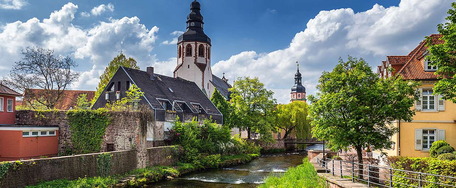 Historische Gebäude am Rande der Alb in Ettlingen.