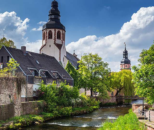 Historische Gebäude am Rande der Alb in Ettlingen.