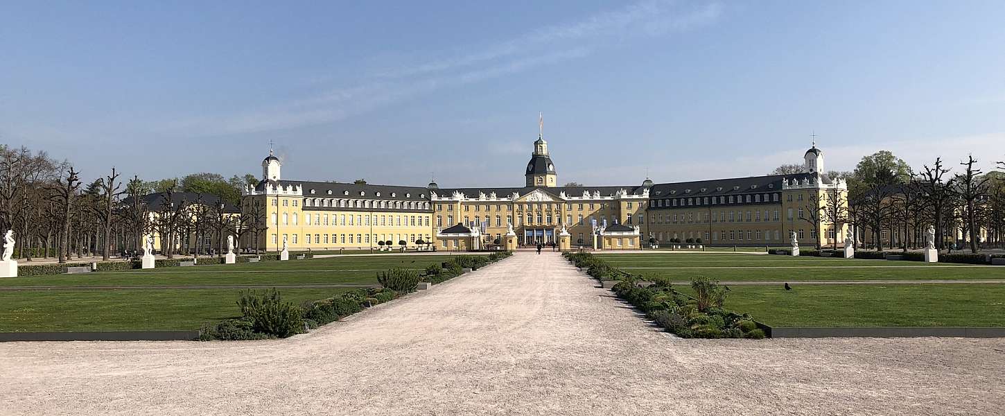 Das Karlsruher Schloss an einem sonnigen Tag.