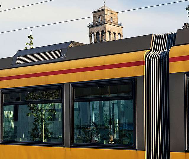 Eine KVV-Bahn fährt durch die Karslruher Innenstadt.