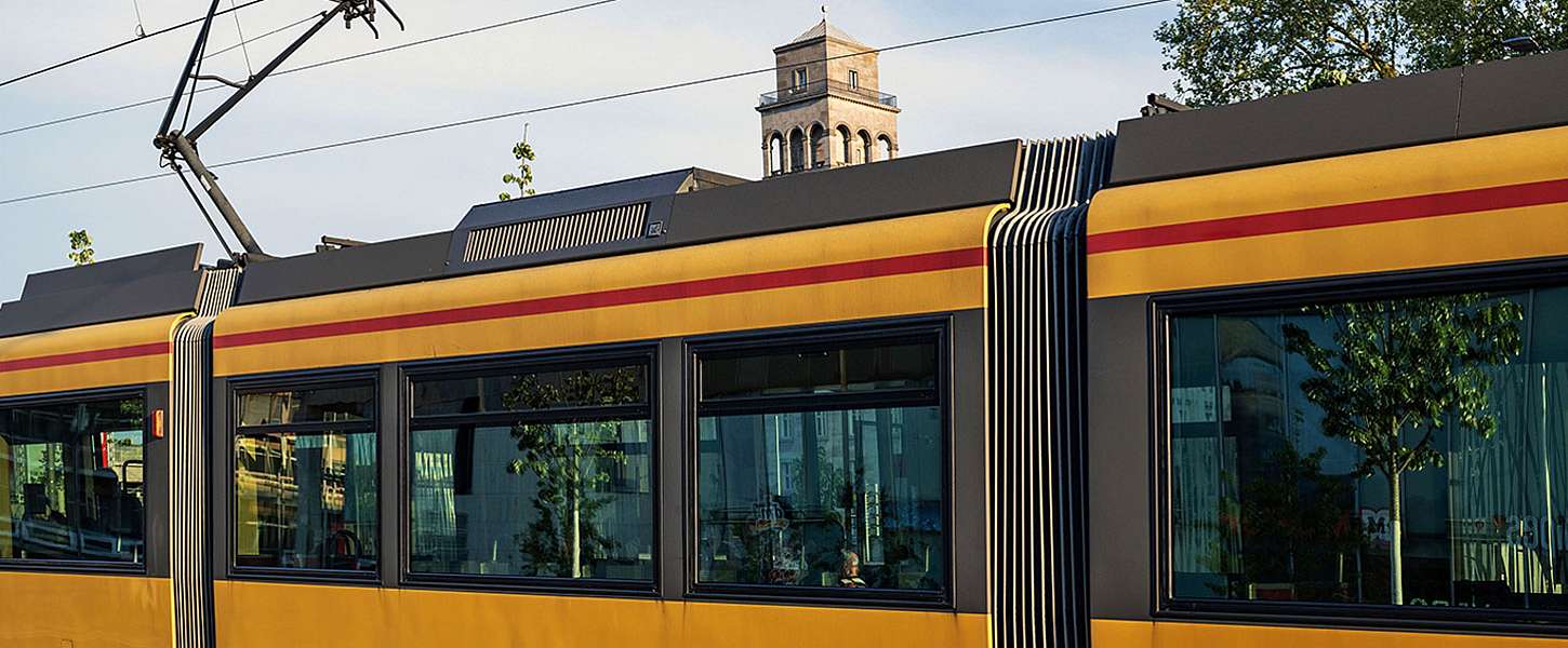 Eine KVV-Bahn fährt durch die Karslruher Innenstadt.