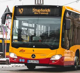 Ein Bus der Linie 47 steht vor dem Karlsruher Hauptbahnhof