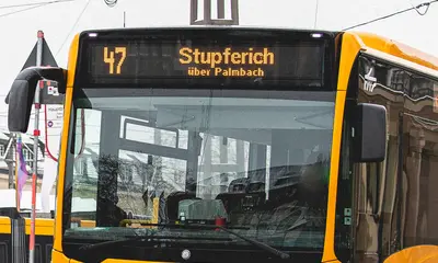 Ein Bus der Linie 47 steht vor dem Karlsruher Hauptbahnhof