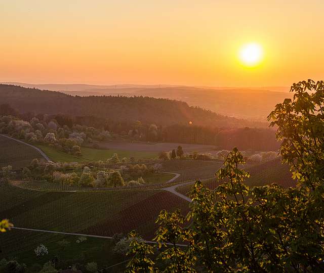 Wunderschöner Sonnenuntergang über den Hügeln des Kraichgaus.