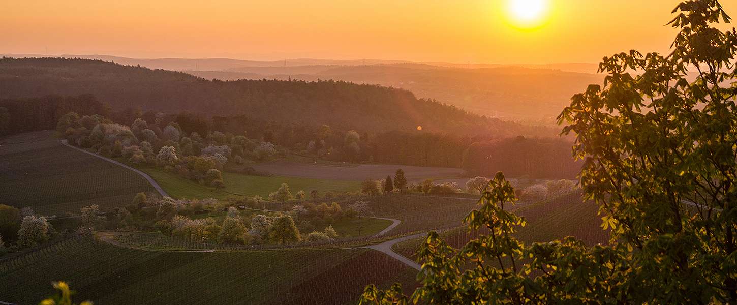 Wunderschöner Sonnenuntergang über den Hügeln des Kraichgaus.