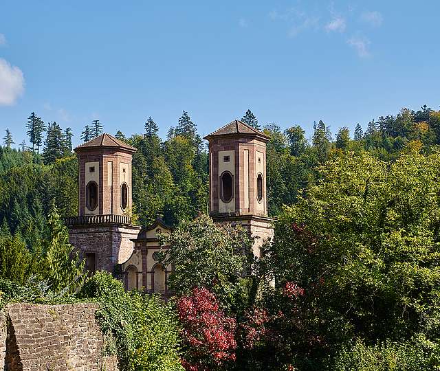 Die Türme der Klosterruine Frauenalb an einem sonnigen Tag.