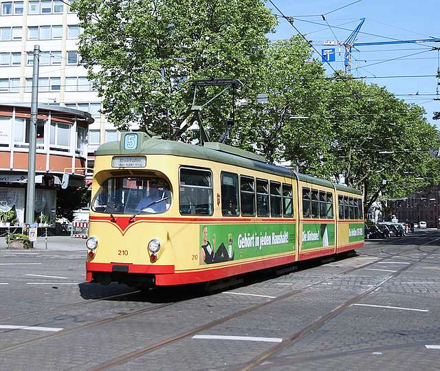 Eine alte Tram fährt durch Karlsruhe.