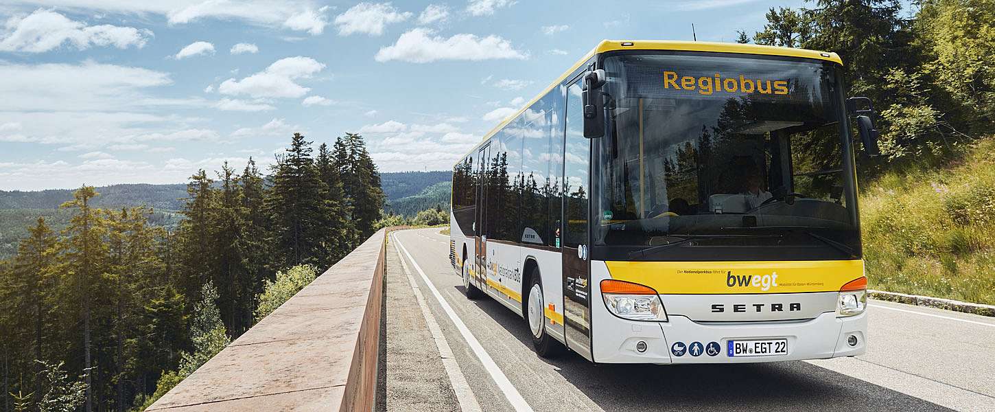 Ein bwegt-Regiobus fährt auf einer Landstraße entlang.