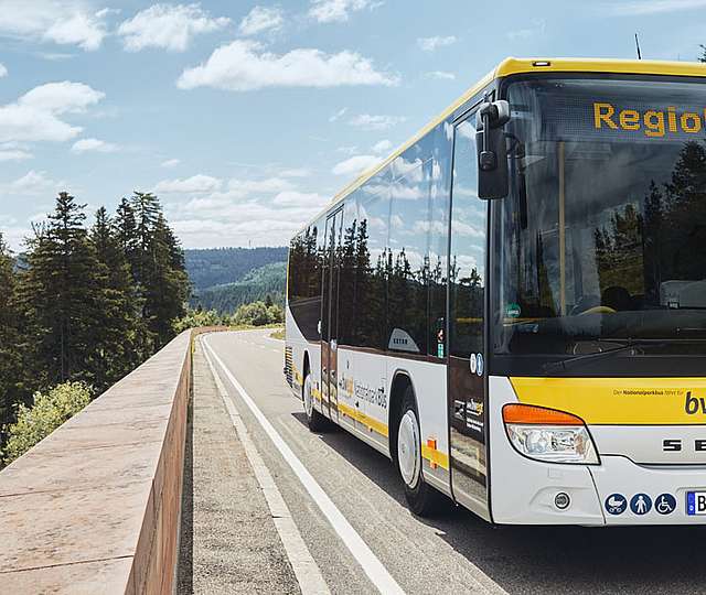 Ein bwegt-Regiobus fährt auf einer Landstraße entlang.