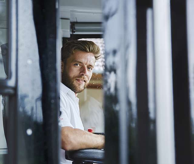 Ein KVV-Mitarbeiter sitzt in der Fahrerkabine.