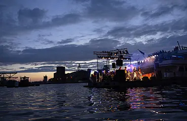 Die Seebühne ist mit bunten Farben im Hafen Karlsruhes hell erleuchtet. 