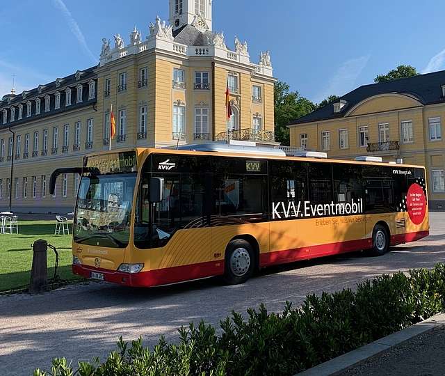 Ein KVV-Eventmobil Bus steht vor dem Karlsruher Schloss.