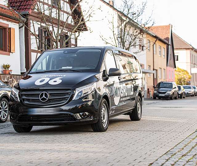 Das KVV.MyShuttle-Fahrzeug fährt durch die Straßen.